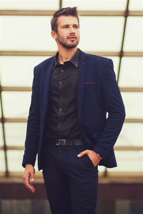 blue suit black shirt combination.